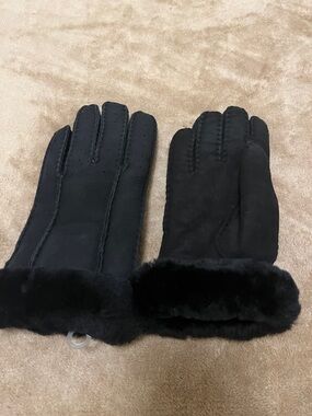 NWOT UGG Black Shearling-Lined Suede women’s Gloves size S/P real fur & leather